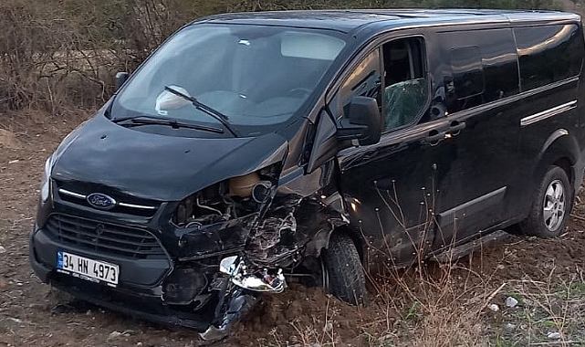 Samsun'un Vezirköprü ilçesinde minibüsle otomobil kafa kafaya çarpıştı