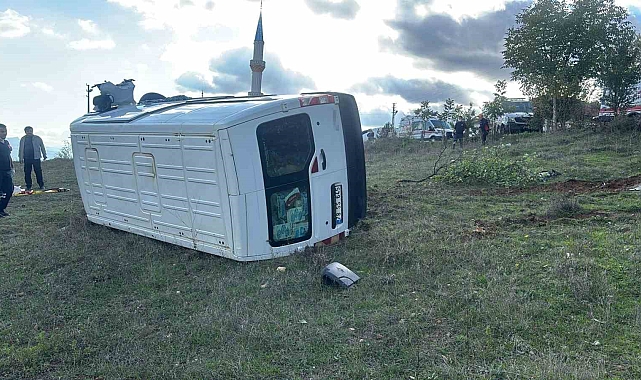 Servis aracı şarampole devrildi
