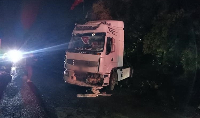 Seyir halindeki tırın dorsesi ayrılarak yola savruldu