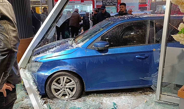 Şiddetli yağış nedeniyle kontrolden çıkan otomobil kafeye daldı