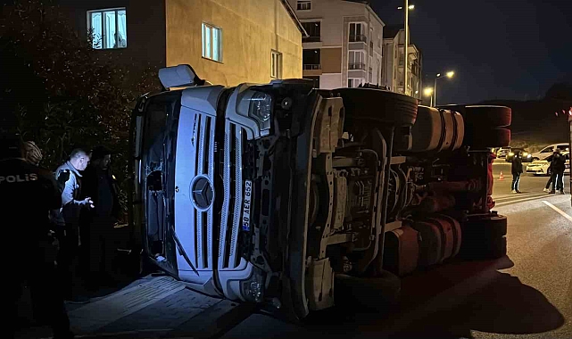 Sivas'ta rulo sac yüklü tır devrildi