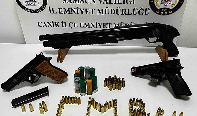 Şüpheli araçta silah ele geçirildi