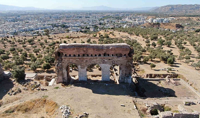 Tarihi kentteki tiyatro ve stadyum gün yüzüne çıkmayı bekliyor