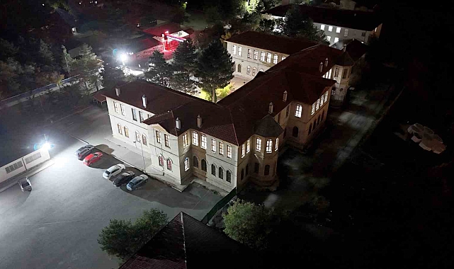 Tarihi lisenin ışıkları hiç sönmüyor