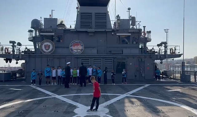 Tekirdağ'daki bir limana yanaşan TCG Alemdar Kurtarma Gemisi ziyarete açıldı