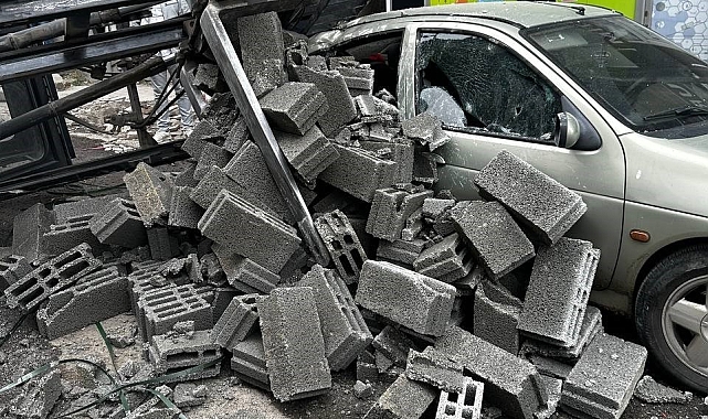 Tır dorsesinden inşaata Forklift tuğlaları taşırken otomobilin üzerine devrildi
