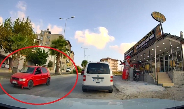 Trafiğin aktığı yönde aracıyla geri geri giden sürücü kamerada