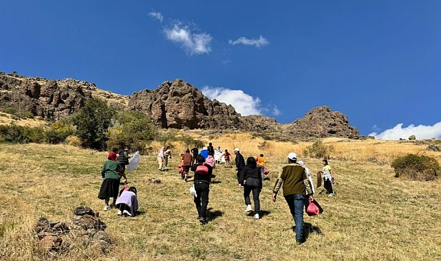 Yaban hayvanları için öğretmen ve öğrenciler tarafından doğaya yem bırakıldı
