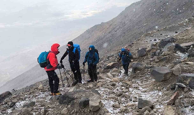 Yabancı turistler kar, sis ve fırtınaya rağmen Ağrı Dağı'na tırmandı
