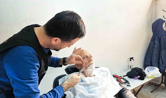 Yaşlılara vefa borcunu mesleğiyle ödüyor