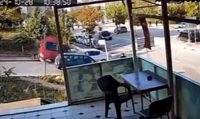 Yokuş aşağı giden araç, önce yayaya sonra otomobile çarptı