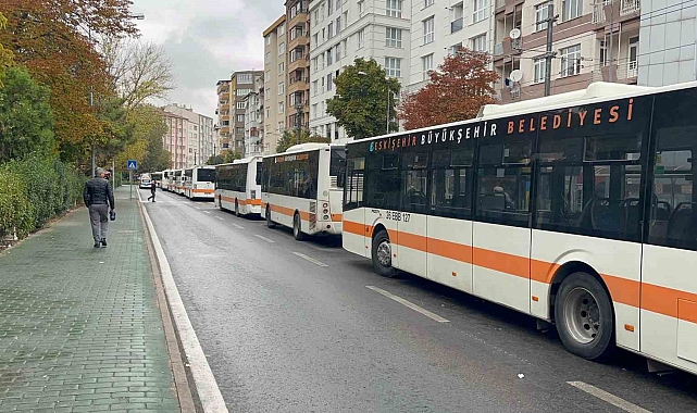 Yolcu otobüsünde seyir halindeyken şoför kucağında çocukla yoluna devam etti
