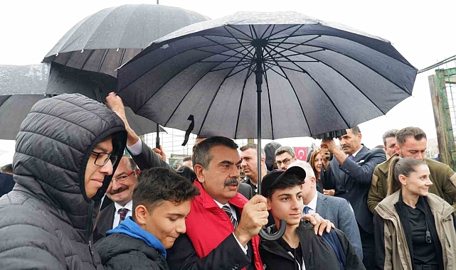 Yusuf Tekin, Uluslararası Robot Yarışması'na katılan öğrencilerle bir araya geldi