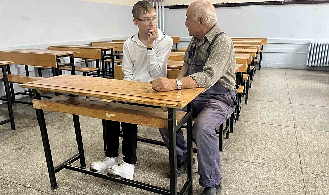 zihinsel engelli torununu yalnız bırakmak istemeyen dede, okulda gönüllü görevli oldu