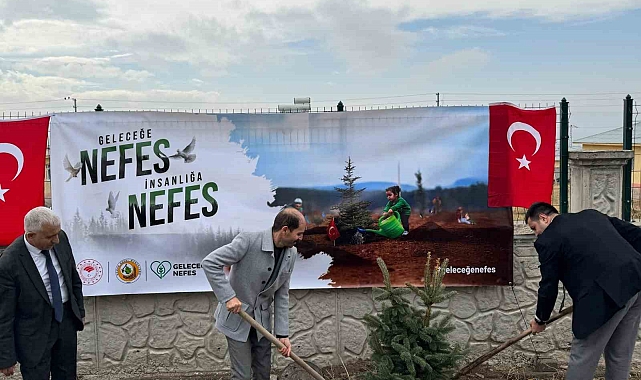 Ağrı'nın Diyadin ilçesinde fidanlar toprakla buluştu