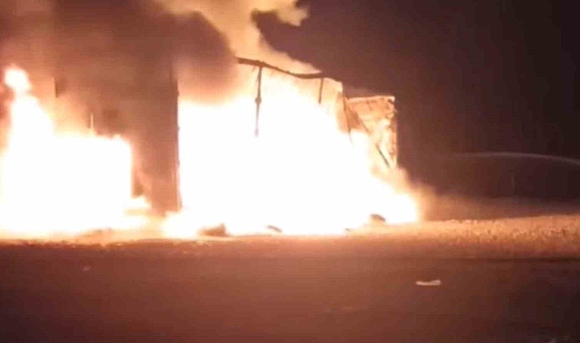 Alev topuna dönen tır kullanılamaz hale geldi