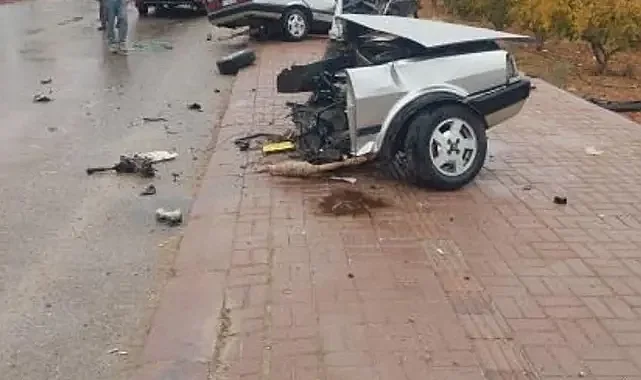 Antalya'da, direğe çarpan Fiat Tofaş otomobil ikiye bölündü