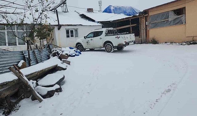 Ardahan'da köylüler güne kar yağışıyla uyandı