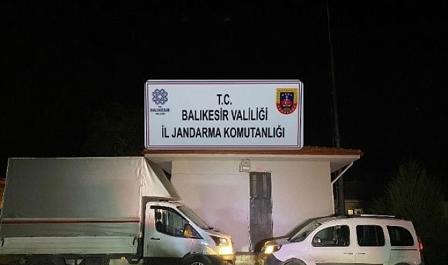 Ayvalık'ta 23 Afganistan uyruklu düzensiz göçmen ve 2 insan kaçakçısı yakalandı