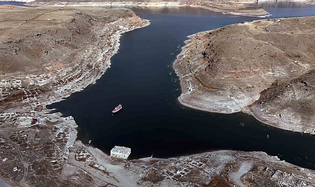 Baraj suları çekildi, suyun altındaki köy ortaya çıktı