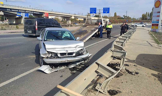 Bariyere çarpan otomobilin sürücüsü yaralandı