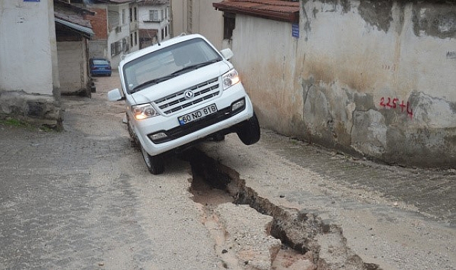 Belediye çalışmaları yetersiz kaldı, araç çukura saplandı