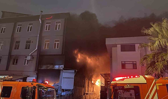 Beylikdüzü'nde korkutan fabrika yangını