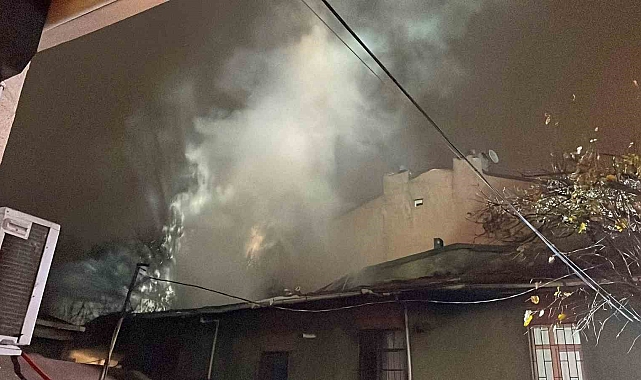Bir gecekondu çıkan yangın yan binalara sıçradı