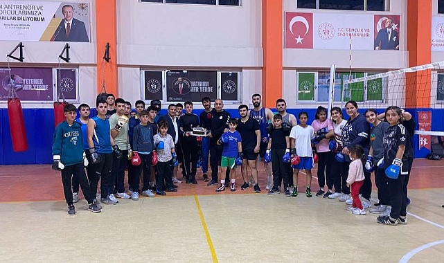 Boks Antrenörü Demirci'ye sürpriz Öğretmenler Günü kutlaması