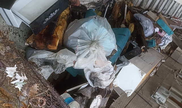 Çakmakta minderi tutuşturan 3 yaşındaki çocuk yangın çıkarttı