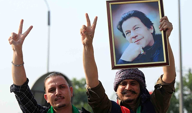 Cezaevinde bulunan pakistan'da eski Başbakan Khan'ın destekçileri sokağa indi