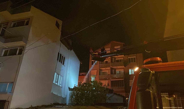 Çıkan yangında yaşlı adam yanmaktan son anda kurtarıldı