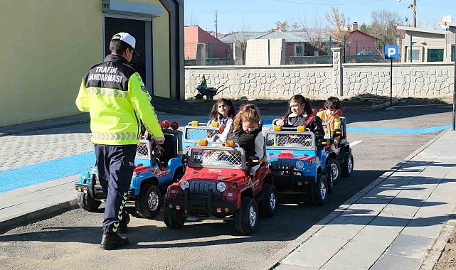 Çocuklar trafik kurallarını eğlenerek öğreniyor