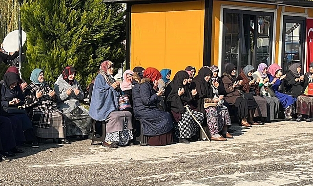 Depremde hayatını kaybedenler için eller semaya kalktı