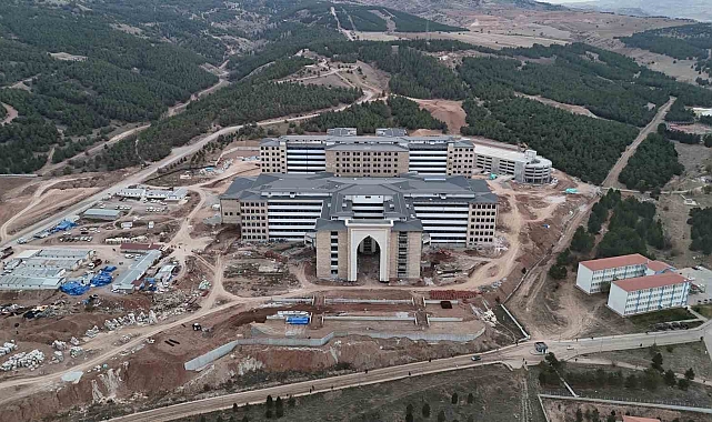 Dev kapı 8 asır öncesinin izlerini taşıyor