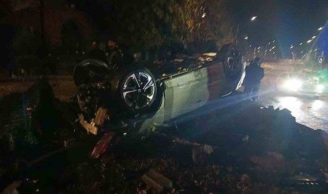 Diyarbakır'ın Sur ilçesinde bir otomobil takla attı