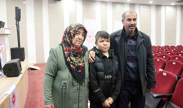 Doğuştan böbrek hastası olan 16 yaşındaki Tolgacan'a babası böbreğini verdi