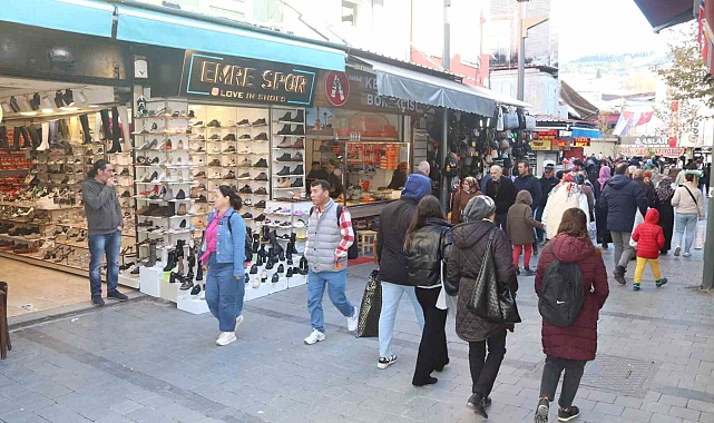 Durduk yere tekme attı, esnaftan meydan dayağı yedi