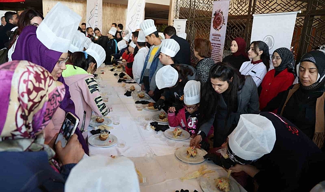 Elazığ'da engelli çocuklar pasta süsledi