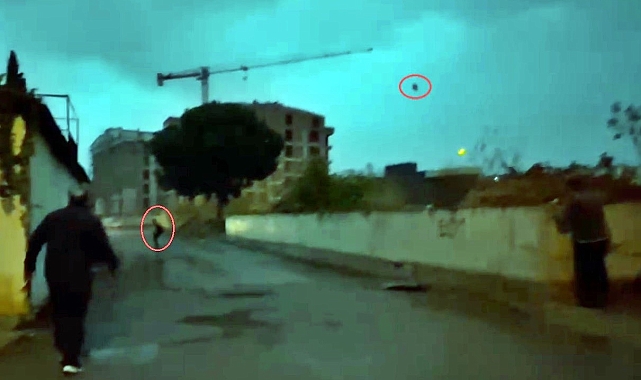 Eli bıçaklı şahıs, cemaat tarafından taşla kovalandı