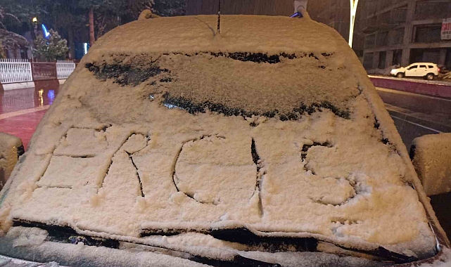 Erciş'e mevsimin ilk karı yağdı