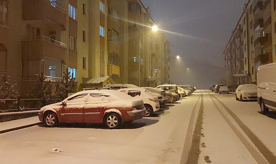 Erzurum'da sokaklar beyaza büründü
