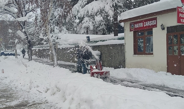 Erzurum kar yağışı hayatı felç etti