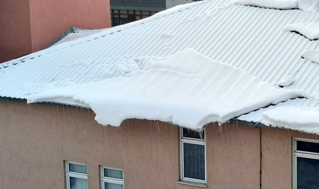 Erzurum'da çatılardaki buz sarkıtları ve kar birikintisi tehlike saçıyor