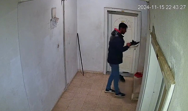 Evin kapısında bulunan ayakkabıları kabanının içine saklarken güvenlik kameralarına yakalandı