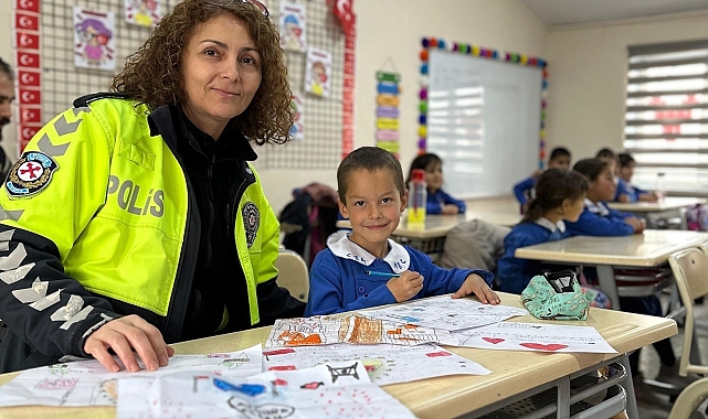 Hınıs ilçesinde köyleri ziyaret eden emniyet personelinden minik kalplere küçük dokunuş