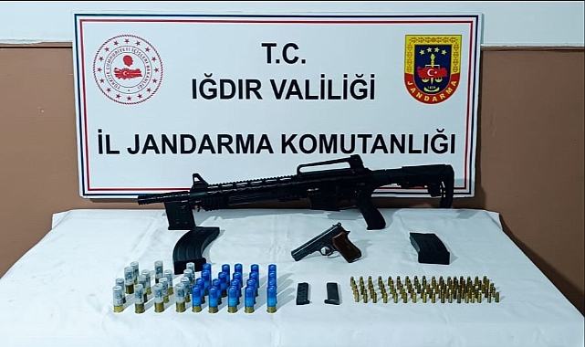 Iğdır'da düzenlenen operasyonda kaçak silahlar ele geçirildi