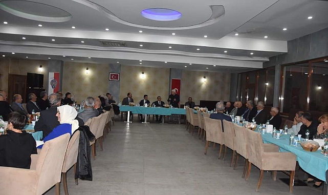 Iğdır'da emekli öğretmenler yemekte bir araya geldi