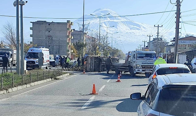 Iğdır’da otomobil ile odun yüklü kamyonet çarpıştı!