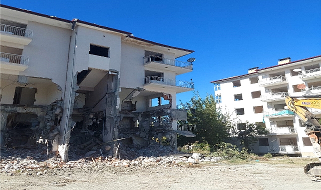 Iğdır'da Riskli Yapı Olarak Tespit Edilen Eski Lojmanlar Yıkıldı